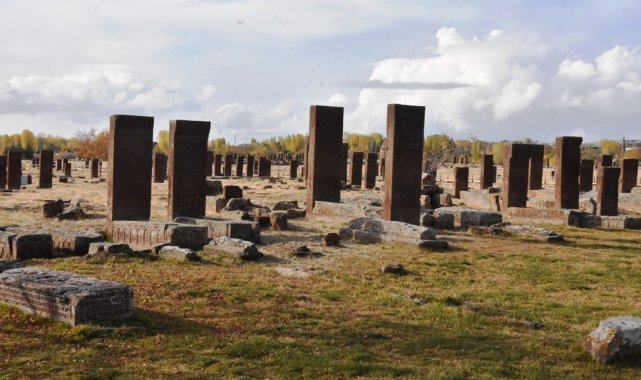 Bitlis'in Ahlat ilçesinde bulunan tarihi Selçuklu Mezarlığı'nda yap...