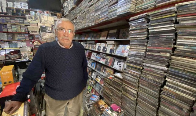 Konya'da 40 yıl önce seyyar olarak kasetçiliğe başlayan daha sonra tari...