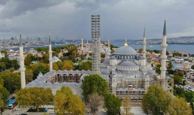 Osmanlı mimarisinin 6 minareli tek camisi olan Sultanahmet Camii'nin re...