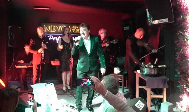 Şair, şarkı sözü yazarı Ahmet Selçuk İlkan, Kuşadası'da sahne aldı. San...