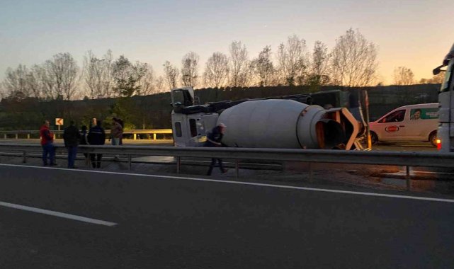 Sakarya D020 Karayolu'nda iddiaya göre, direksiyonu kilitlenen beton mi...