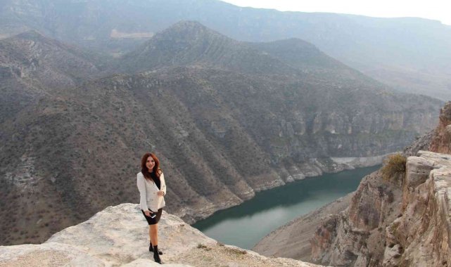 Siirt'teki Botan Vadisi manzaralı delikli taş olarak bilinen Rasıl Haca...