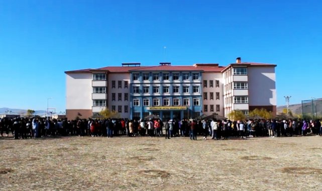 Van'ın Muradiye ilçesindeki okullarda düzenlenen deprem tatbikatı gerçe...