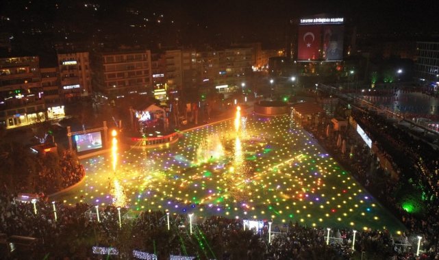 Aydın Büyükşehir Belediyesi'nin Atatürk Kent Meydanı'ndaki yeni yıl...