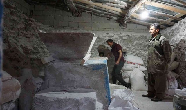 Hakkari'nin Derecik ilçesinin Vapur Tepe Mahallesi'nde bulunan asır...