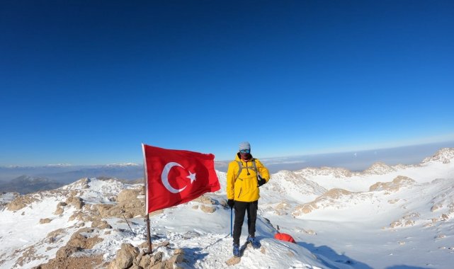 Kahramanmaraş'ta dağcılar 3054 rakımlı Berit Dağı zirvesinde bulunan ba...