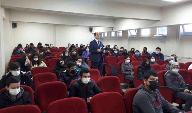 Mustafakemalpaşa Kaymakamı Ahmet Altıntaş, Sedat Karan Anadolu Lisesi öğren...