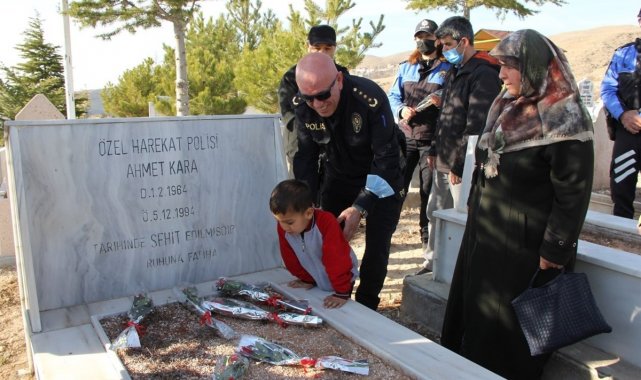 Şehit Özel Harekat Polisi Ahmet Kara; Gülşehir Civelek köyündeki mezarı baş...