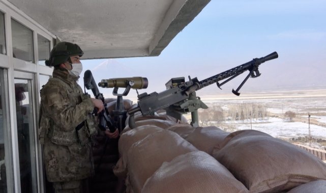 Ağrı'nın Doğubayazıt ilçesinde Türkiye-İran sınırında görev yapan asker...