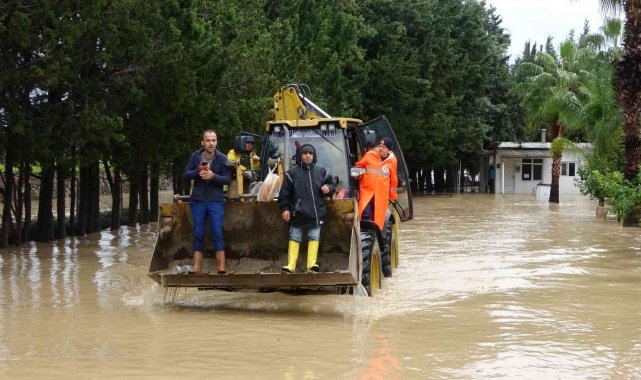 Antalya'nın Manavgat ilçesinde bulunan Karpuz Çayı'nın aşırı yağışl...