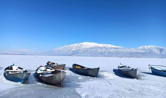 Denizli'de etkili olan aşırı soğuk hava nedeniyle Çivril ilçesinde bulu...