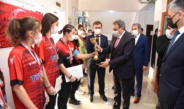 Gönen Mustafa Uşdu Anadolu Lisesi Kız Futbol Takımı il birincisi olarak kat...