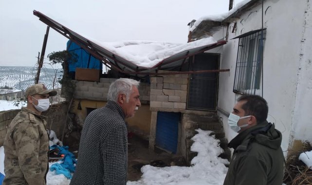 Kilis'in Musabeyli Kaymakamı Eşref Akça, Kar yağışı nedeniyle evleri za...