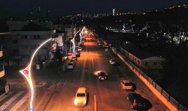 Mamak'ın işlek caddelerinden biri olan Kayaş Caddesi, yapılan ışıklandı...
