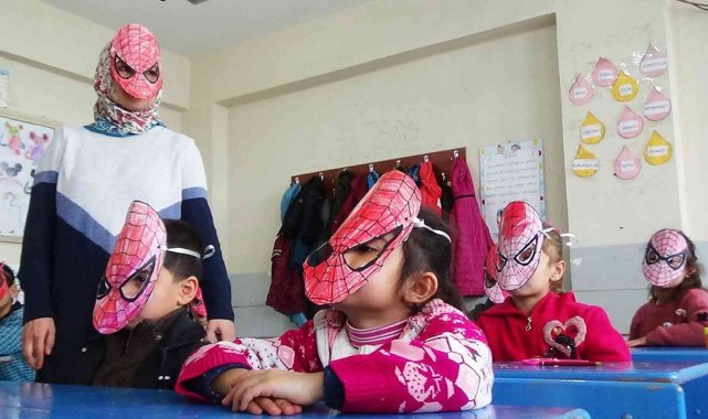 Muş'ta görev yapan sınıf öğretmeni Zehra Sözcü Yalçın, öğrencilere kalı...