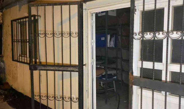 Pendik Devlet Hastanesi Kaynarca Semt Polikliniğinde park halinde bulunan r...