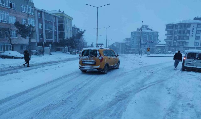 Tekirdağ'ın Malkara ilçesinde gece geç saatlerde başlayan kar yağışı bu...