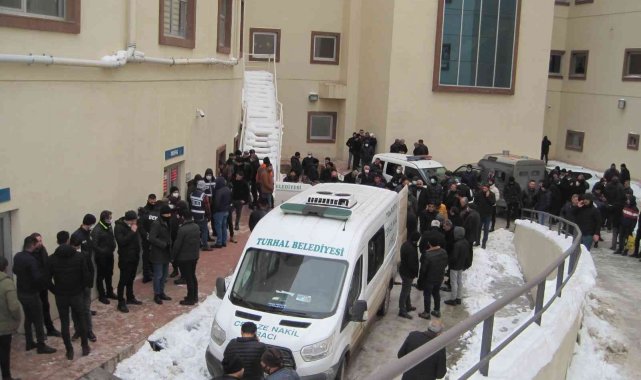 Tokat'ın Turhal ilçesinde parkta başından vurulan şahıs hayatını kaybet...