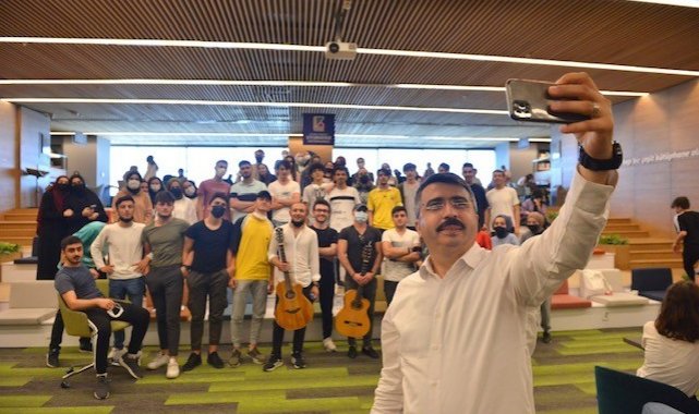 Yıldırım Belediyesi Mümine Şeremet Uyumayan Kütüphanesi, açıldığı 2021 Şuba...