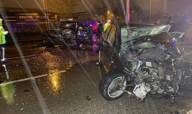 Bursa'da 4 aracın karıştığı zincirleme kazada bir kişi otomobilde sıkış...