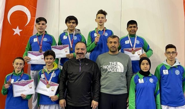 Çayırova Belediyesi Eğitim Spor Kulübü (ÇESK) sporcuları Eymen Ata ve Beste...