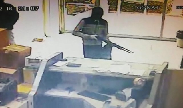 Diyarbakır'da, bir PTT şubesine pompalı tüfek ve tabanca ile girip, 18 ...