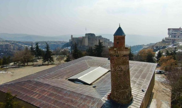 Elazığ'da 9 asırlık 'Eğri Minare' yerli ve yabancı turistlerin,...