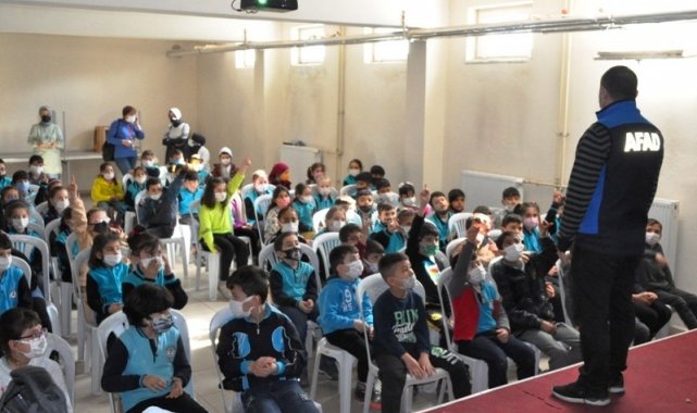 Kütahya İl Afet ve Acil Durum Müdürlüğünce Şeker İlkokulu öğretmen ve öğren...