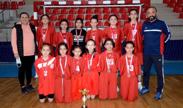 Okullar arası küçük kızlar hentbol müsabakalarında Hoca Yusuf Erdem Ortaoku...