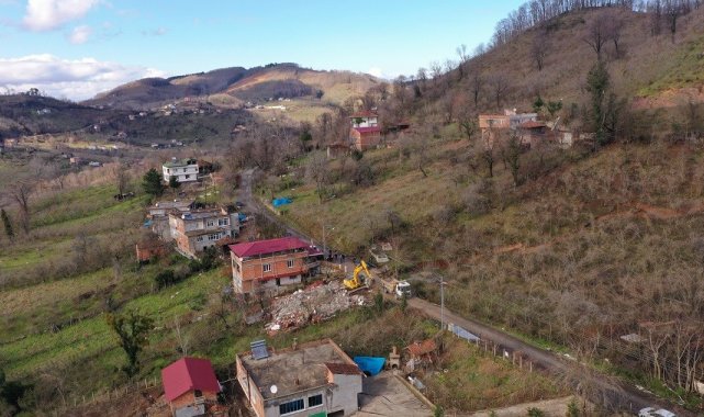 Ordu'nun Ünye ilçesine bağlı İnkur Mahallesi'nde heyelan riski nede...