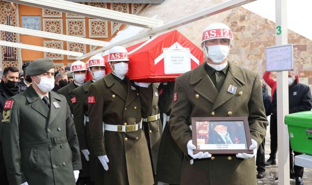 Sivas'ta geçtiğimiz gün vefat eden Kore gazisi İsmail Başar, son yolcuğ...