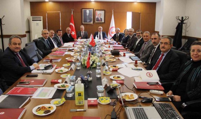 Üniversitelerarası Kurul Başkanlığı (ÜAK) yönetim kurulu toplantısı uzun bi...