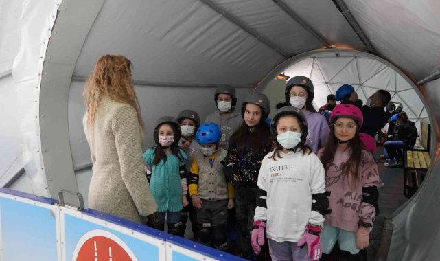 Keçiören Belediyesi Ahmet Çalık Buz Pateni Pisti çocuklardan yoğun ilgi gör...
