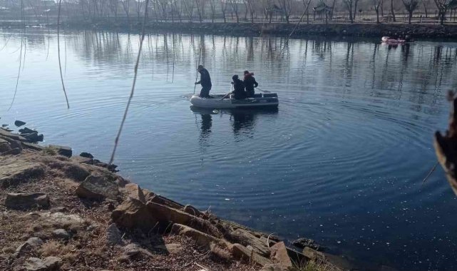 Nevşehir'in Avanos ilçesinde Kızılırmak'ta erkek cesedi bulundu.
E...