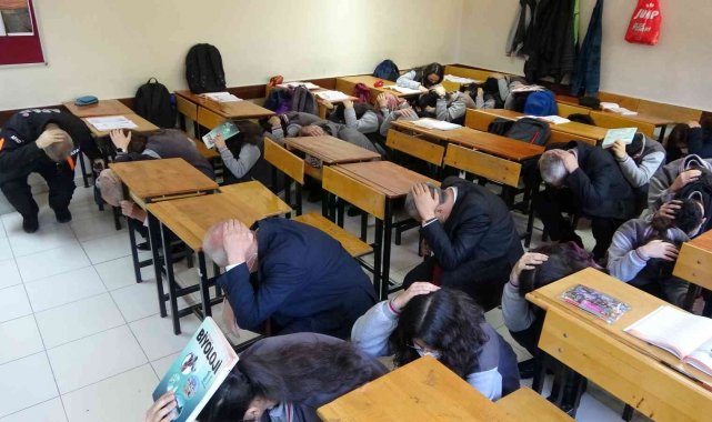 Osmaniye'de Dervişpaşa Anadolu Lisesi'nde deprem haftası etkinlikle...