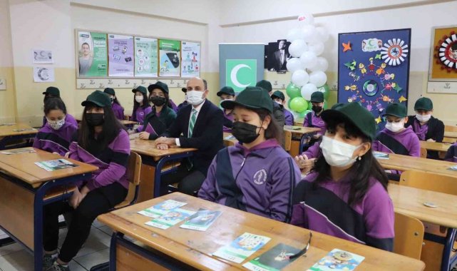 Samsun İlkadım ilçesinde bulunan Atatürk Ortaokulu'nda öğrencilere Yeşi...