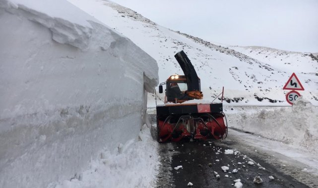 Şırnak'ın Uludere-Uzungeçit beldesi yolu 23'ncü kilometresine çığ d...