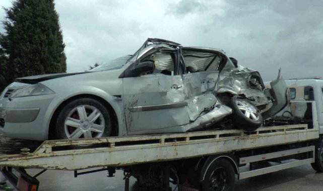 Tuzla'da yağmur nedeniyle kayganlaşan yolda sürücüsünün direksiyon haki...