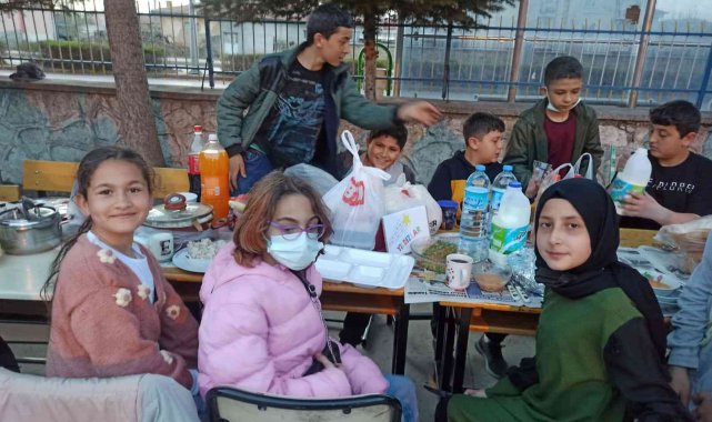 Afyonkarahisar Şuhut Fatih Ortaokulu öğretmen ve öğrencileri, iftar program...