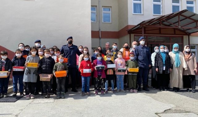 Artvin'de jandarma ekipleri, Yusufeli ilçesindeki Taşkıran köyündeki ok...