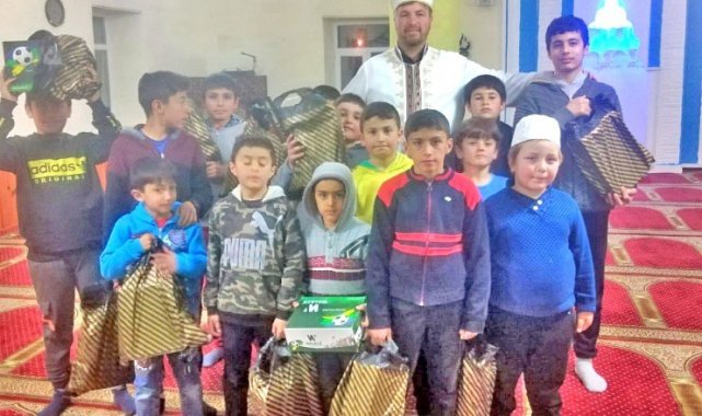 Çiçekdağı ilçesi Yalnızağaç (Zekere) köyünde çocuklara camide cemaatle nama...