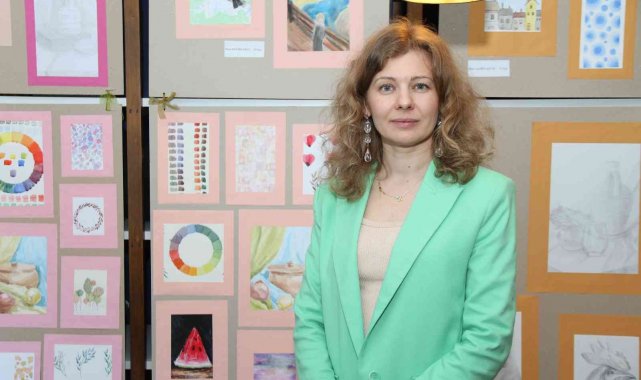 Eskişehir'de yaşayan Rusya uyruklu ressam Ekaterina Dunaeva, öğrenciler...