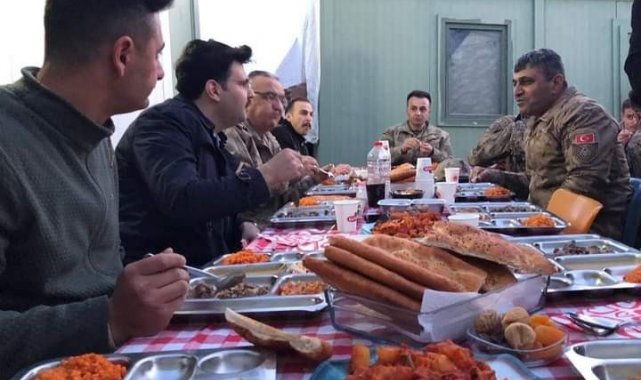 Hakkari'nin Çukurca Kaymakamı Hasan Kurt, sınırda vatan nöbeti tutan Me...