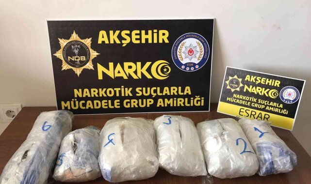 Konya'nın Akşehir ilçesinde polisin düzenlediği operasyonda durdurulan ...