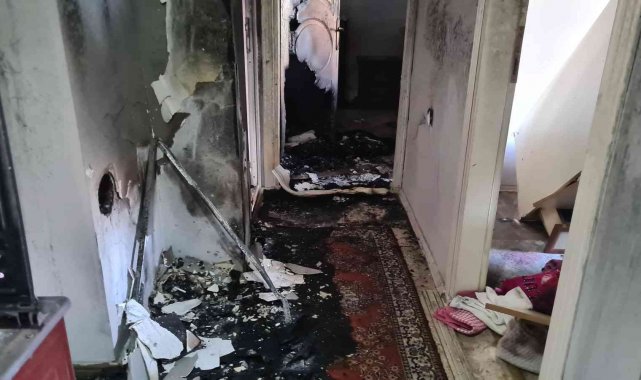 Zonguldak'ın Alaplı ilçesinde bir evde çıkan yangında, ev ve içerisinde...