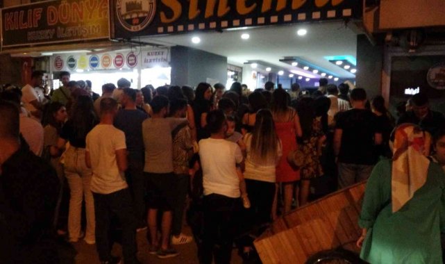 Adana'nın Kozan ilçesinde sanatçılar Burak Bulut ve Kurtuluş Kuş, paral...