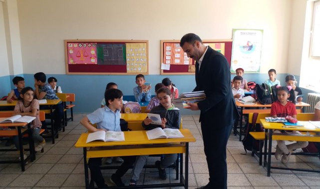 Adıyaman'ın Gerger ilçesinde Müftülük tarafından ilk okullara kitap bağ...