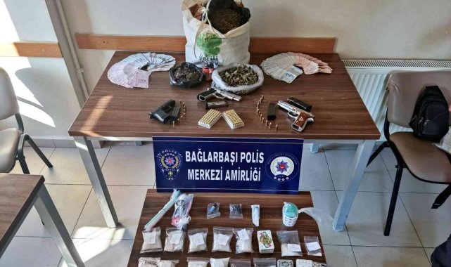 Bursa'da tütün dükkanı olarak kullanılan işyerine giriş çıkış yapan şah...