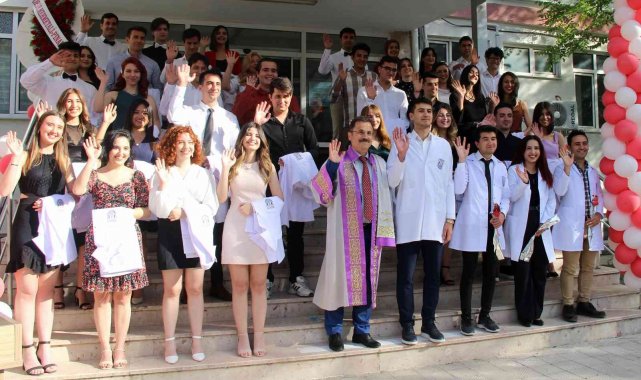 Muğla Sıtkı Koçman Üniversitesi Diş Hekimliği Fakültesi Beyaz Önlük giyme t...