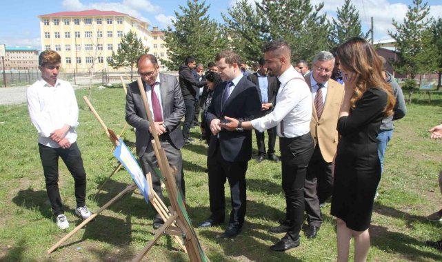 Muş'un Malazgirt ilçesindeki 1071 İmam Hatip Ortaokulu resim öğretmenle...
